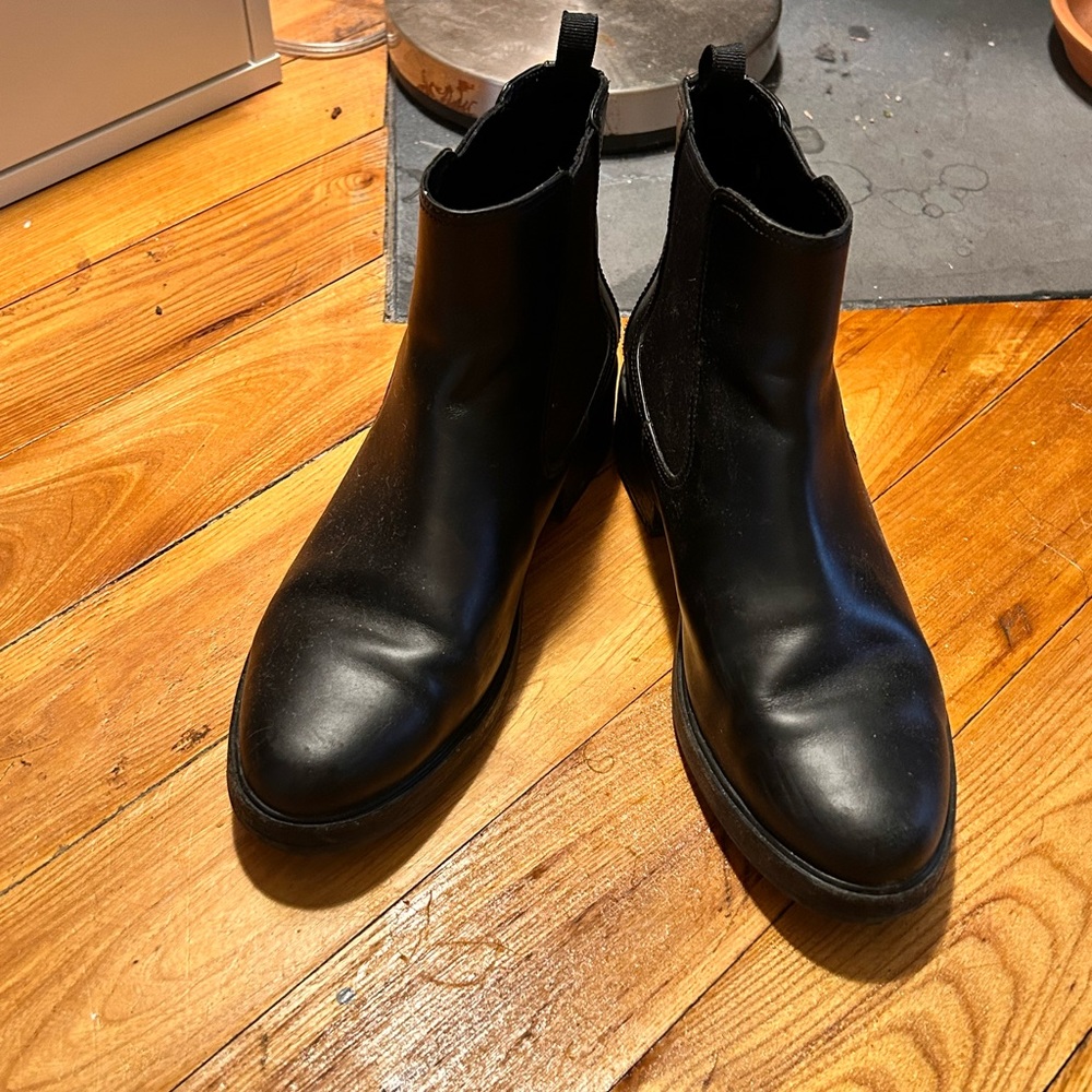Everlane black chelsea boots